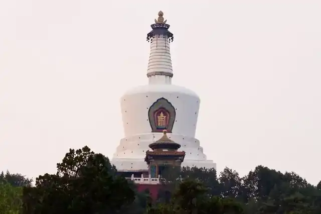 白塔从红墙和灰瓦后方升起，构成街区天际线