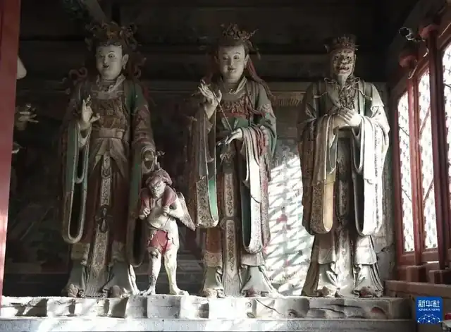 大悲宝殿内彩塑泥胎造像