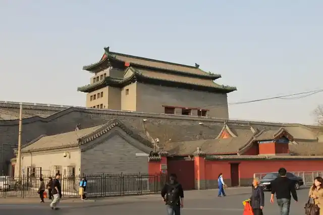 箭楼侧立面与城台：能看到上窄下宽的"收分"墙体和东侧 17 个箭窗的 4 排排列