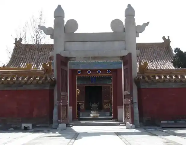 皇祇室院落正面：黄琉璃瓦顶、红墙、汉白玉券门，门内可见铜制香炉
