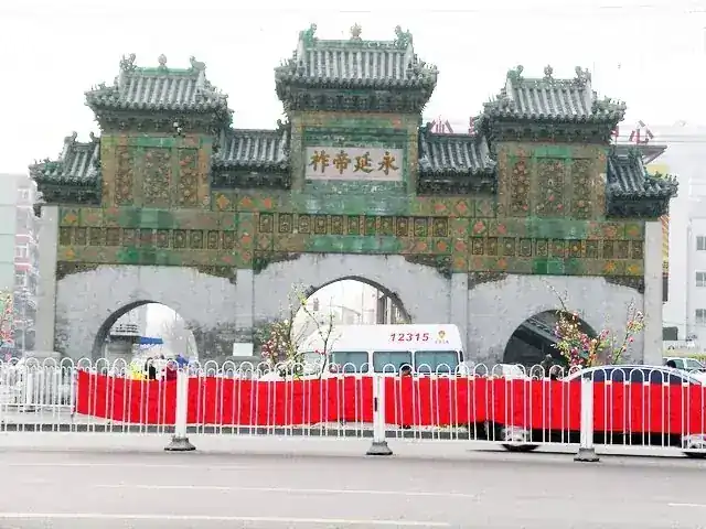 东岳庙琉璃牌坊永延帝祚面