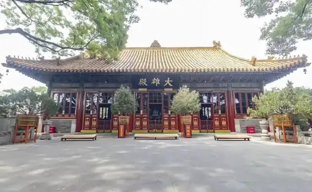大雄殿正面，黄琉璃瓦单檐歇山顶，月台前有乾隆铜宝鼎