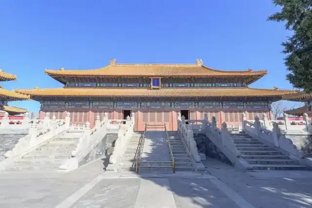 景德崇圣殿正面全景：重檐庑殿顶与汉白玉台基