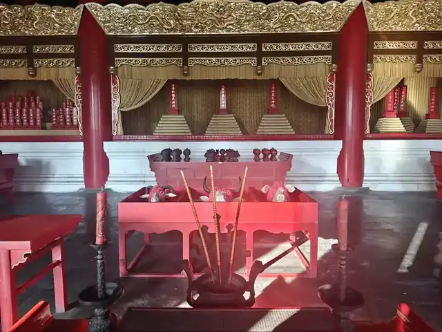 景德崇圣殿内的帝王神龛与牌位：朱底金字，按朝代展开