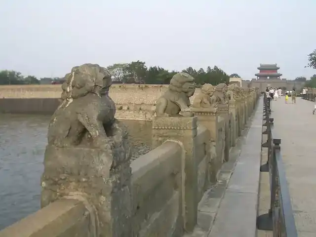 桥上的望柱和柱头石狮