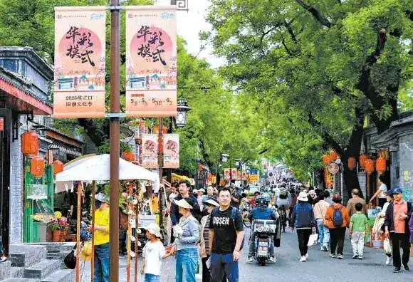 模式口大街上的街区活动与青砖灰瓦界面