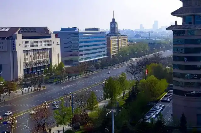 西长安街上的北京电报大楼与周边建筑