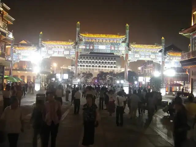 2008 年开街初期的前门大街仿古立面
