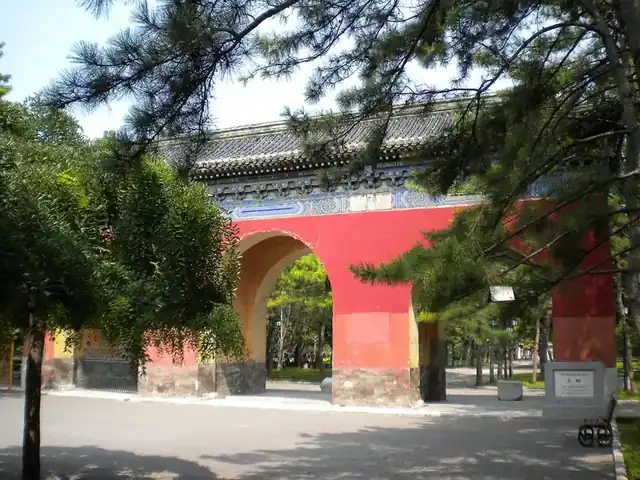 西棂星门：三门六柱白石牌坊式祭祀正门