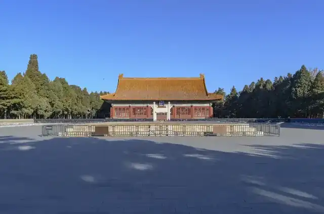 三层汉白玉方坛与四色琉璃壝垣同框：社稷坛的核心几何在一张照片里