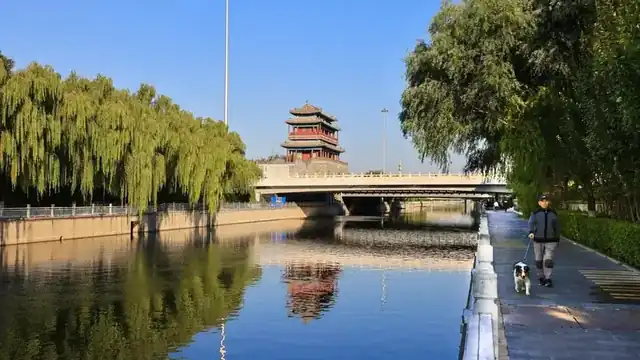 南护城河日常使用场景：步道、河岸与传统建筑