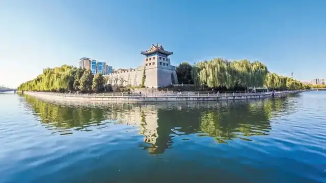 左安门角楼倒映在南护城河水面
