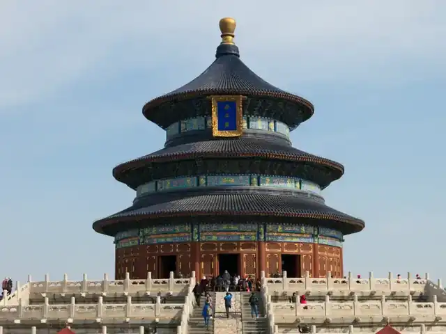 祈年殿全景：圆形大殿、三重蓝琉璃瓦、三层白色石台基