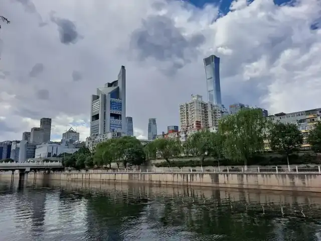 庆丰公园里的通惠河水面，2023 年画面