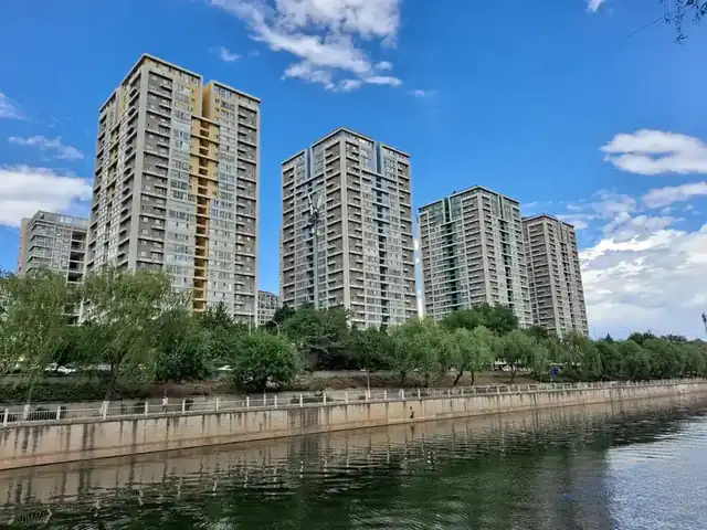 通惠河沿岸的当代步道与水面