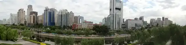 庆丰公园局部水面与堤岸