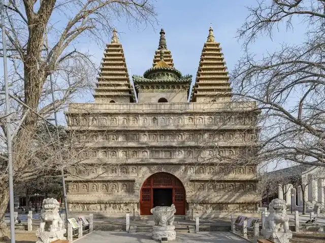 真觉寺金刚宝座塔整体，五座密檐小塔立在高台上