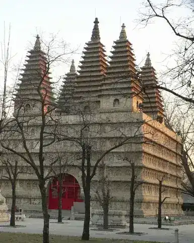 远看金刚宝座塔，前景有院落、说明牌和石刻陈列