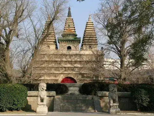 金刚宝座塔正面，南侧券门通入塔室，台面上立五塔