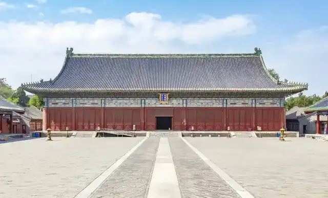 先农坛太岁殿正面，红墙绿琉璃瓦顶下殿身贴地展开