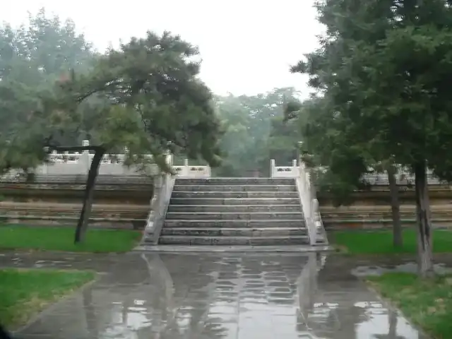 观耕台方形台基，三面石阶，四周汉白玉望柱栏板