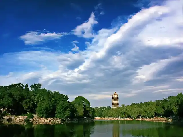 未名湖与环湖建筑