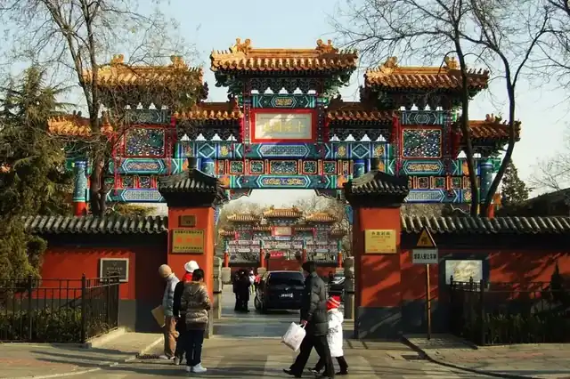 雍和宫入口牌楼与进入空间