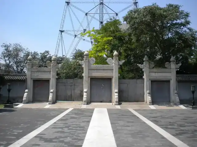 白色棂星门残件，月坛祭祀正门的遗存