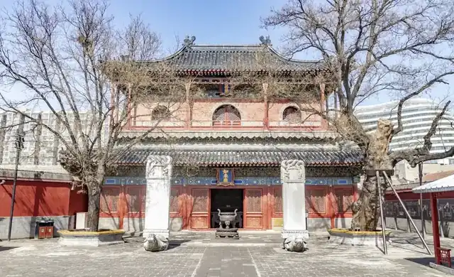 智化寺如来殿/万佛阁外观，重檐歇山顶，下方院落以红墙围合
