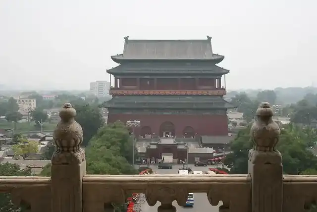 从钟楼方向看鼓楼，前后纵置而不是左右对称