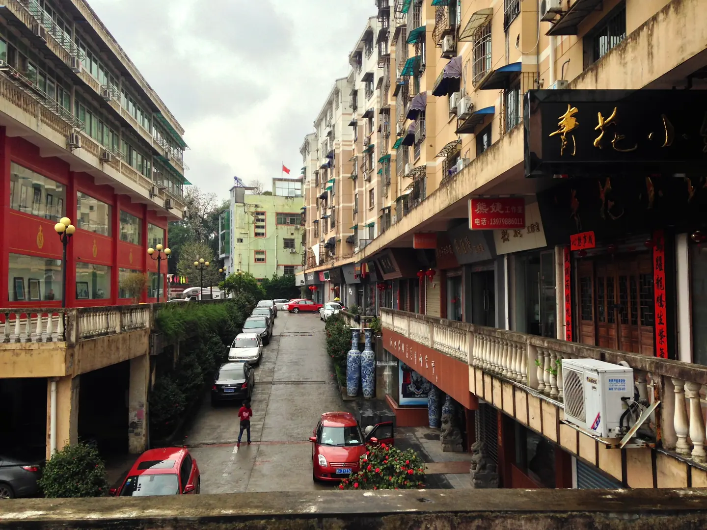 2014年景德镇珠山区一处有瓷器商铺的城市街区