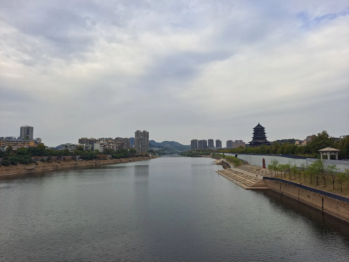 从珠山大桥望向穿过景德镇城区的昌江